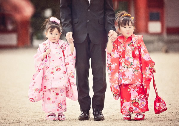 Lễ hội Shichi-go-san (7-5-3) là ngày các ông bố bà mẹ dẫn những đứa con 7, 5 hay 3 tuổi đến các ngôi chùa, đền cổ để cảm ơn các thần hộ mệnh và xin được chúc phúc.  