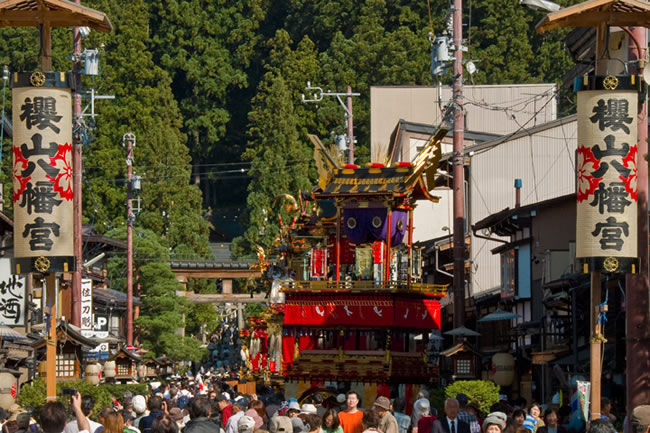 Lễ hội Takayama của Đền Hachimangu nổi tiếng với đoàn thuyền diễu hành đầy màu sắc rực rỡ.