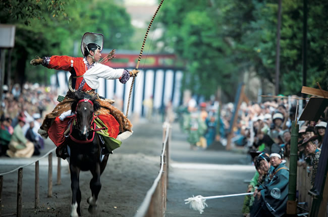 Lễ hội cưỡi ngựa bắn cung - Yabusame  (流鏑馬) diễn ra tại đền Tsurugaoka Hachimangu ở Kamakura.