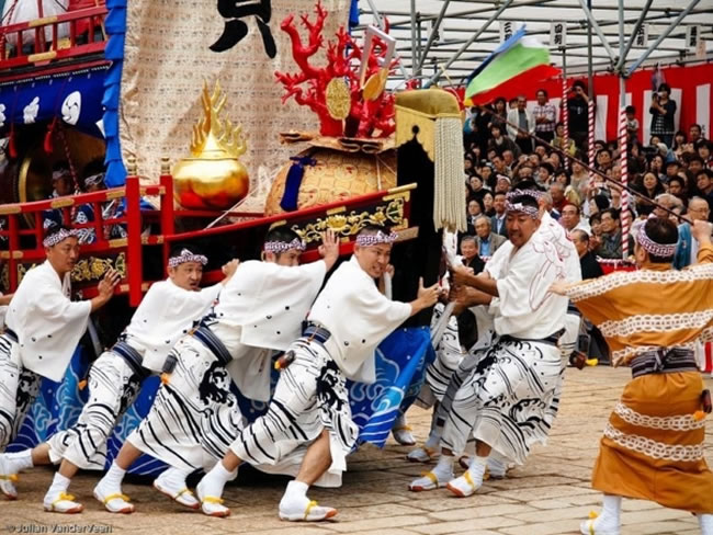 Lễ hội Okunchi của Đền Karatsu ở Saga phổ biến với đoàn thuyền diễu hành đầy màu sắc.  