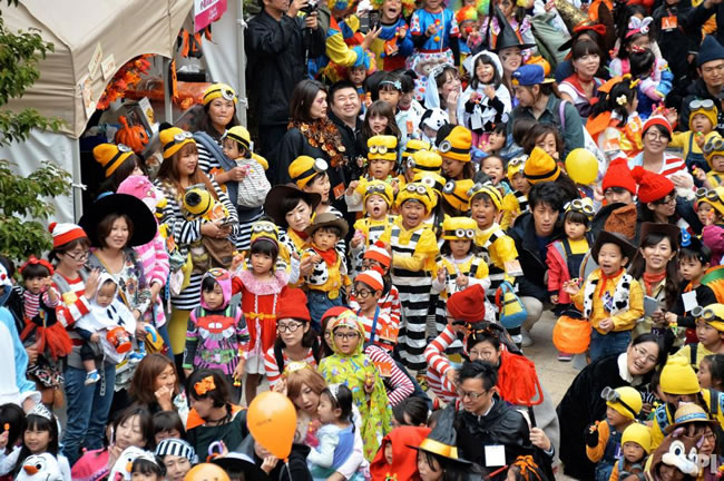 Rộn ràng lễ hội diễu hành Kawasaki, trẻ em cũng không bỏ lỡ dịp này